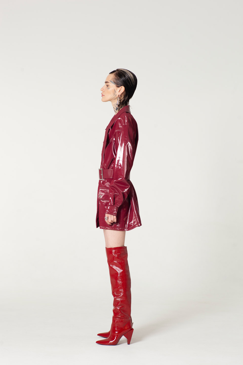 Trench coat in burgundy red 