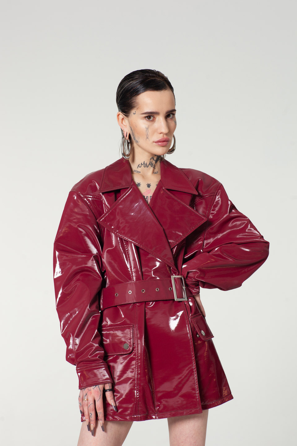 Trench coat in burgundy red 